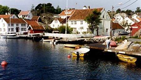 Husane sidder med tean i Tanga, der jenta mi bor på en salrygga kvist